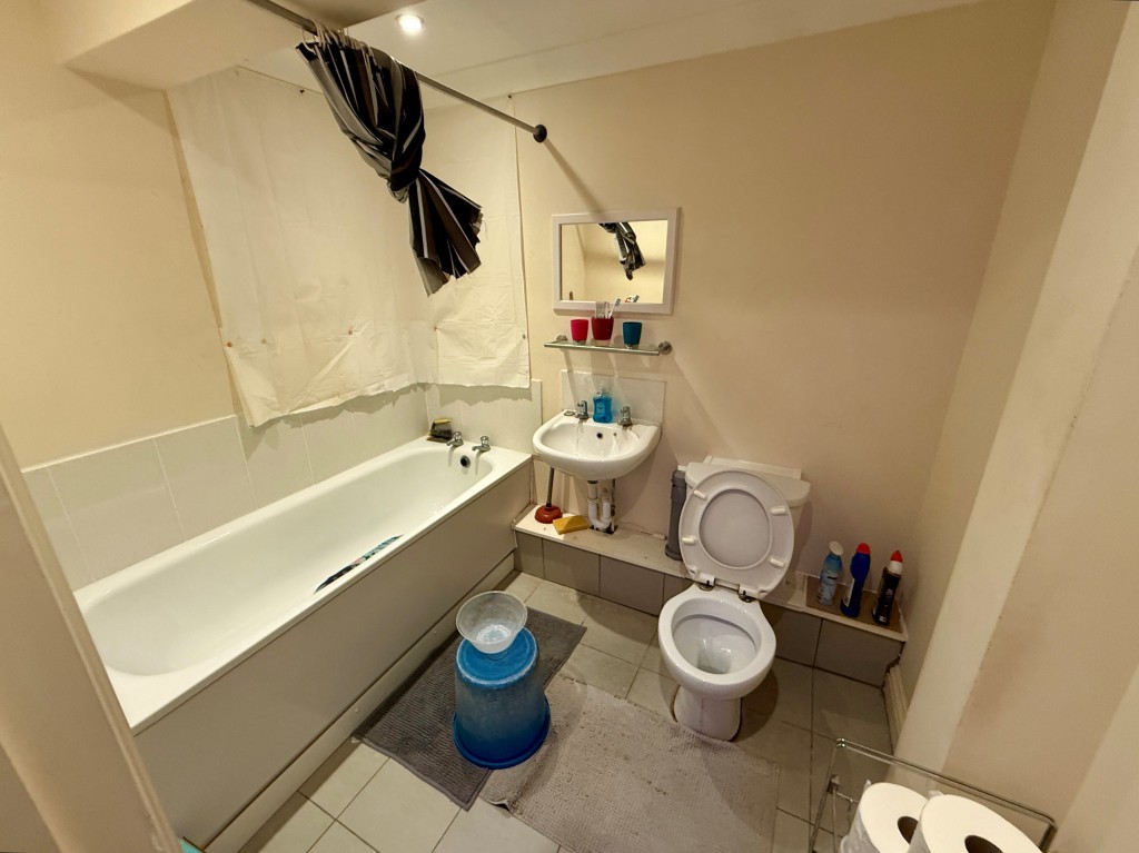 Lot: 74 - MIXED USE INVESTMENT IN TOWN CENTRE - FIVE FLATS AND COMMERCIAL UNIT - 44A East Street - bathroom with W.C.